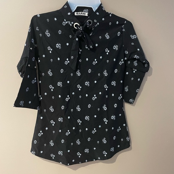 Basic size small blouse. Black with flower detail - Picture 3 of 5